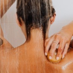 Offrez une nouvelle vie à vos racines : le secret d’un cuir chevelu parfaitement exfolié