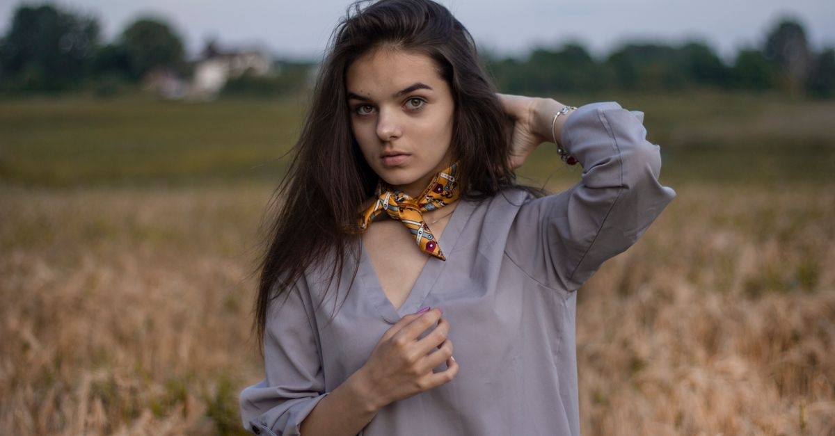 L’art de nouer un foulard au cou : idées chic pour sublimer toutes vos tenues