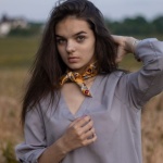 L’art de nouer un foulard au cou : idées chic pour sublimer toutes vos tenues
