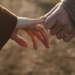 Préserver l’amour au quotidien : 10 gestes simples pour renforcer votre couple