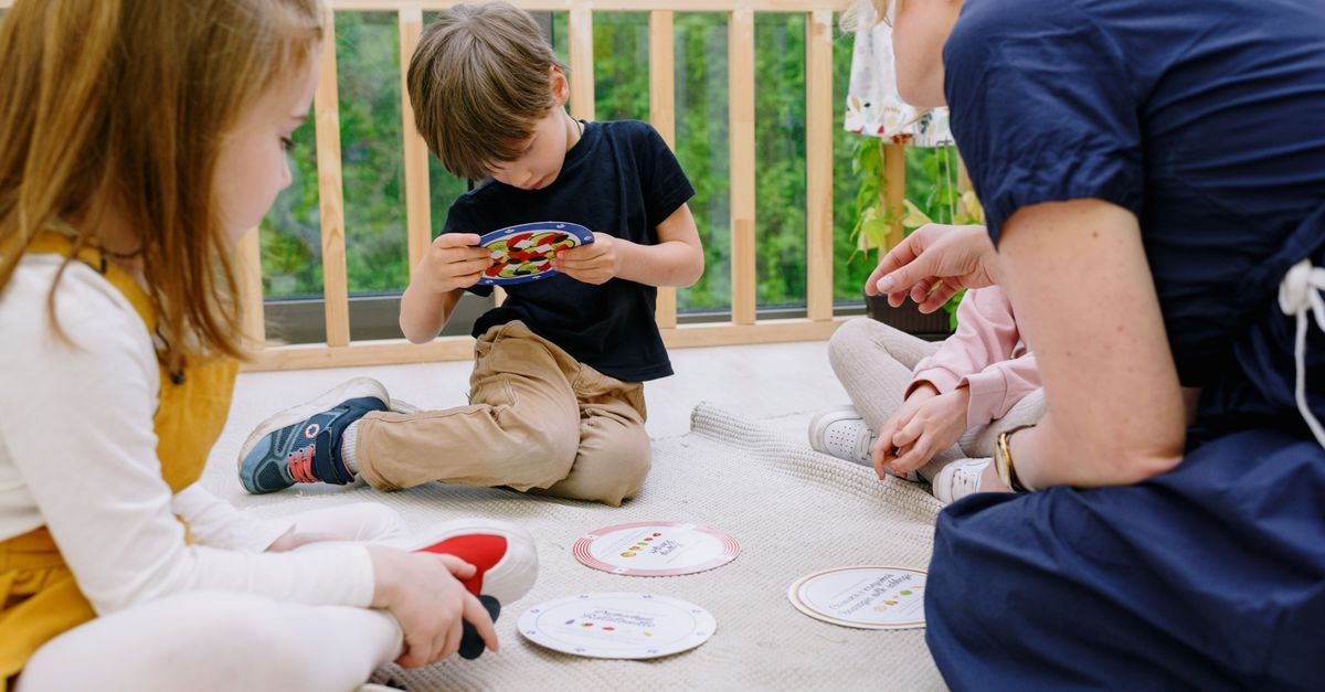 Petits mondes imaginaires : comment le jeu d’imitation nourrit l’éveil et la créativité des enfants