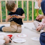 Petits mondes imaginaires : comment le jeu d’imitation nourrit l’éveil et la créativité des enfants