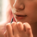 Le secret d’un contour des lèvres naturel : comment choisir et appliquer le bon crayon