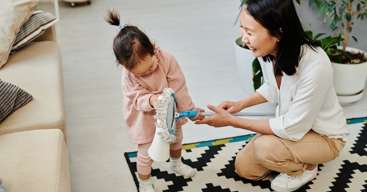 Maison impeccable malgré les enfants : astuces simples pour un ménage (presque) sans stress