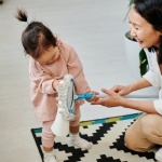 Maison impeccable malgré les enfants : astuces simples pour un ménage (presque) sans stress