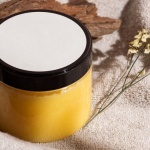 Adieu aux poils incarnés : le gommage qui transforme votre peau en douceur