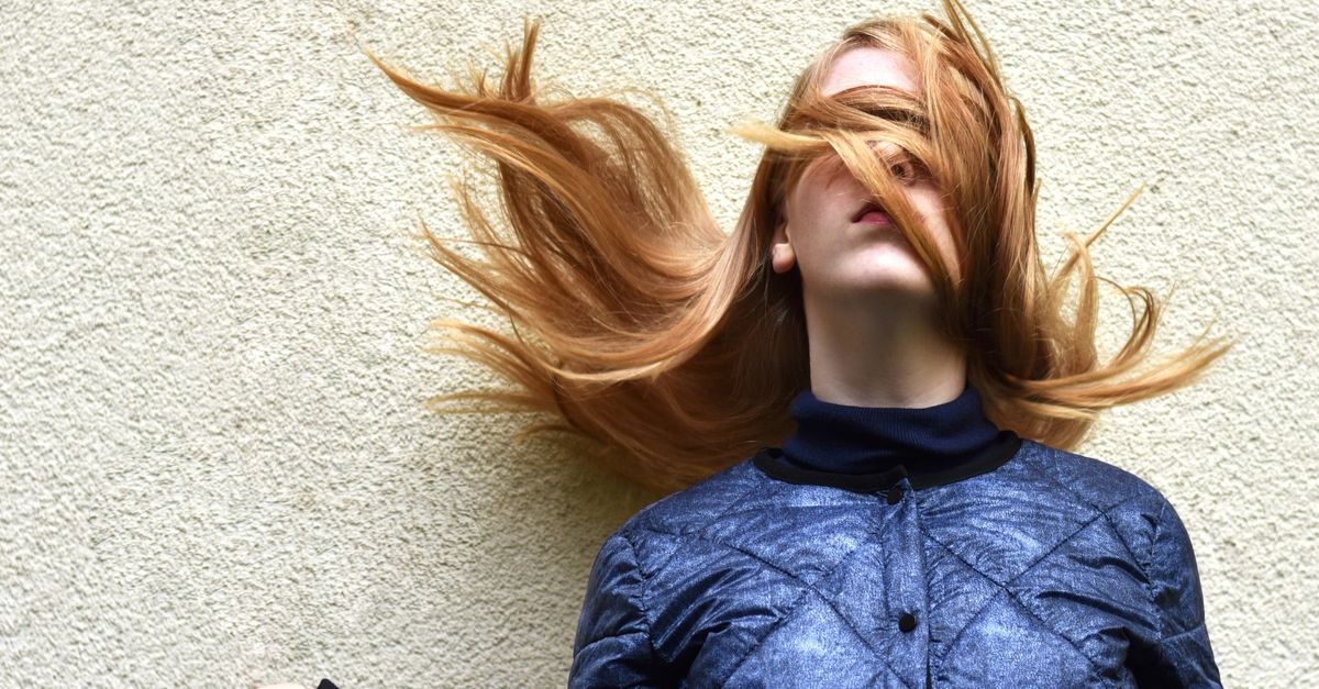 Redonnez de l’éclat à vos cheveux blonds : astuces anti-ternissement et soins qui font la différence
