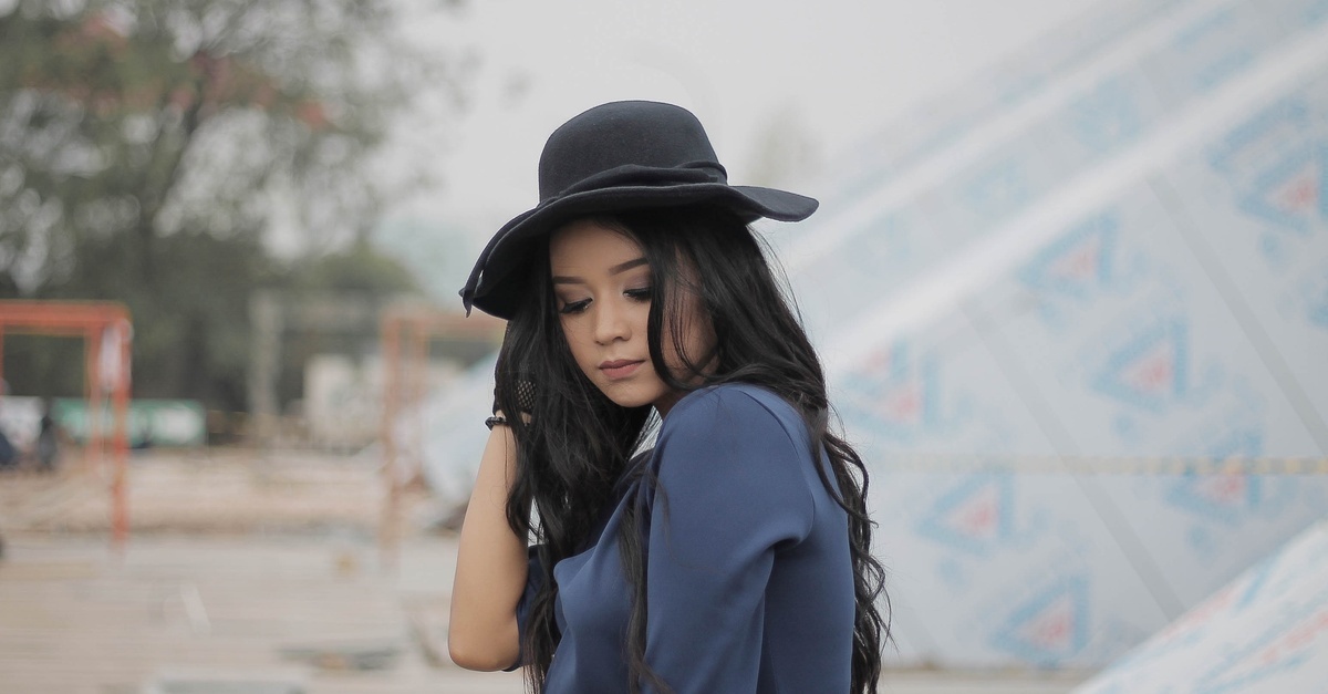 Bleu marine & noir : le duo chic (et facile) pour des looks modernes