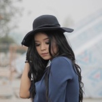 Bleu marine & noir : le duo chic (et facile) pour des looks modernes