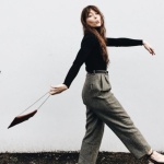 Looks malins pour petites silhouettes : astuces pour paraître plus grande avec style