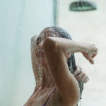 Cheveux propres et brillants : les bons gestes pour un lavage parfait