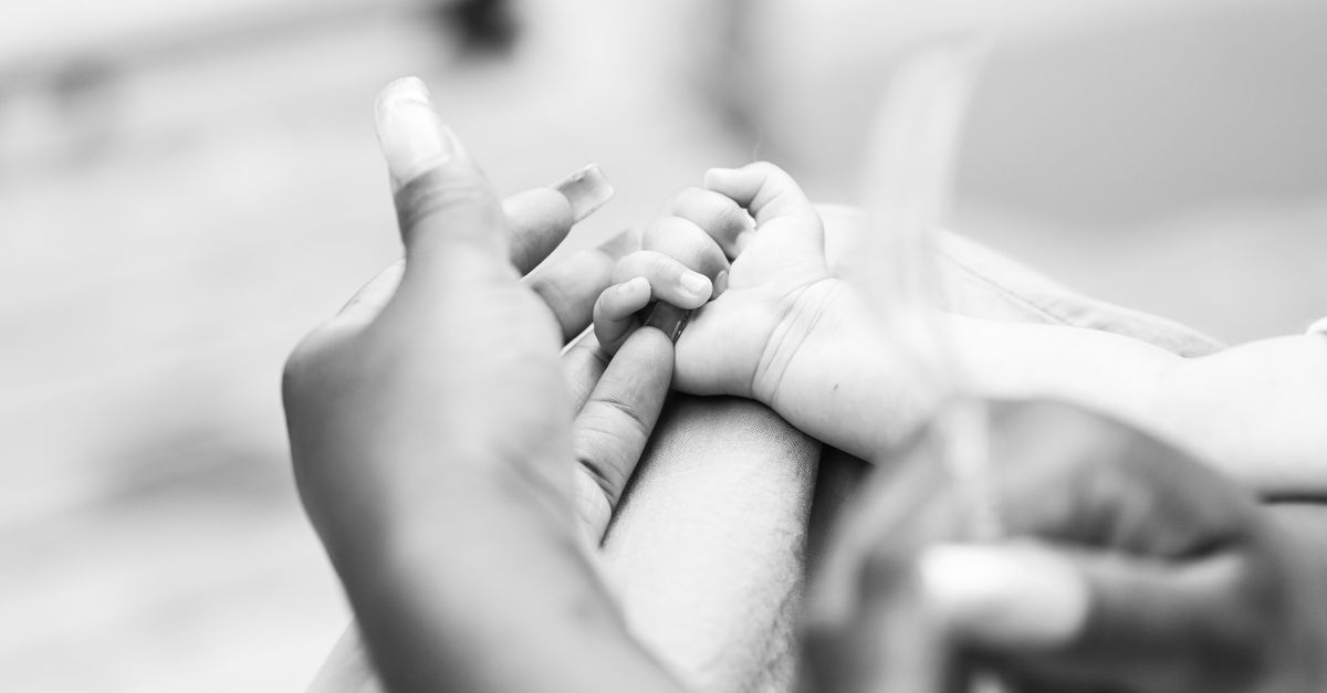 Couper les ongles de bébé en toute sécurité : astuces simples pour les jeunes parents
