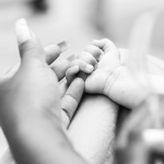 Couper les ongles de bébé en toute sécurité : astuces simples pour les jeunes parents