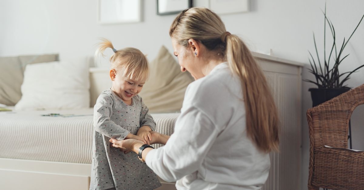 Petits gestes, grande fierté : aider votre enfant à s’habiller tout seul au quotidien