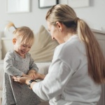 Petits gestes, grande fierté : aider votre enfant à s’habiller tout seul au quotidien