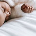 Nuits plus sereines avec bébé : astuces incontournables pour le sommeil du nouveau-né