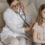 Le guide rassurant des rendez-vous santé de votre enfant : quand consulter et pourquoi