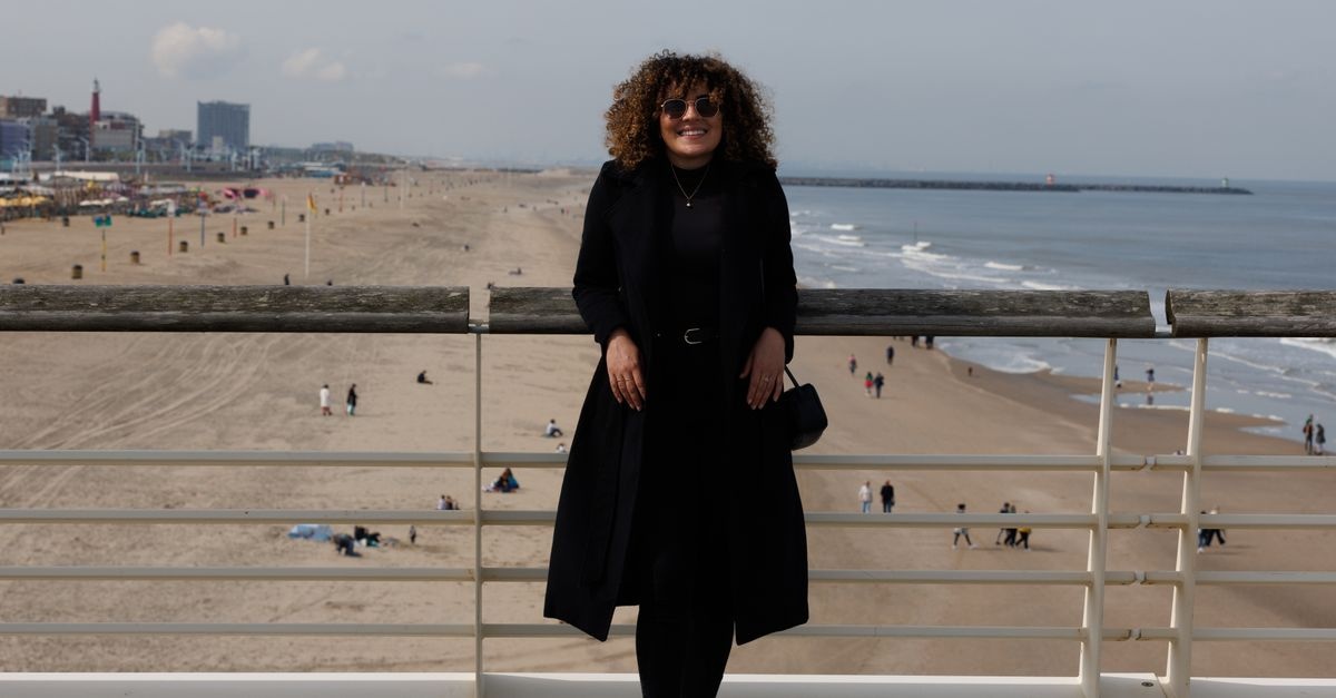 Chic Intemporel : Comment Sublimer Vos Tenues avec un Manteau Noir