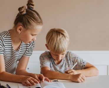 Devoirs sans stress : 10 astuces pour accompagner votre enfant vers la réussite