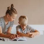Devoirs sans stress : 10 astuces pour accompagner votre enfant vers la réussite